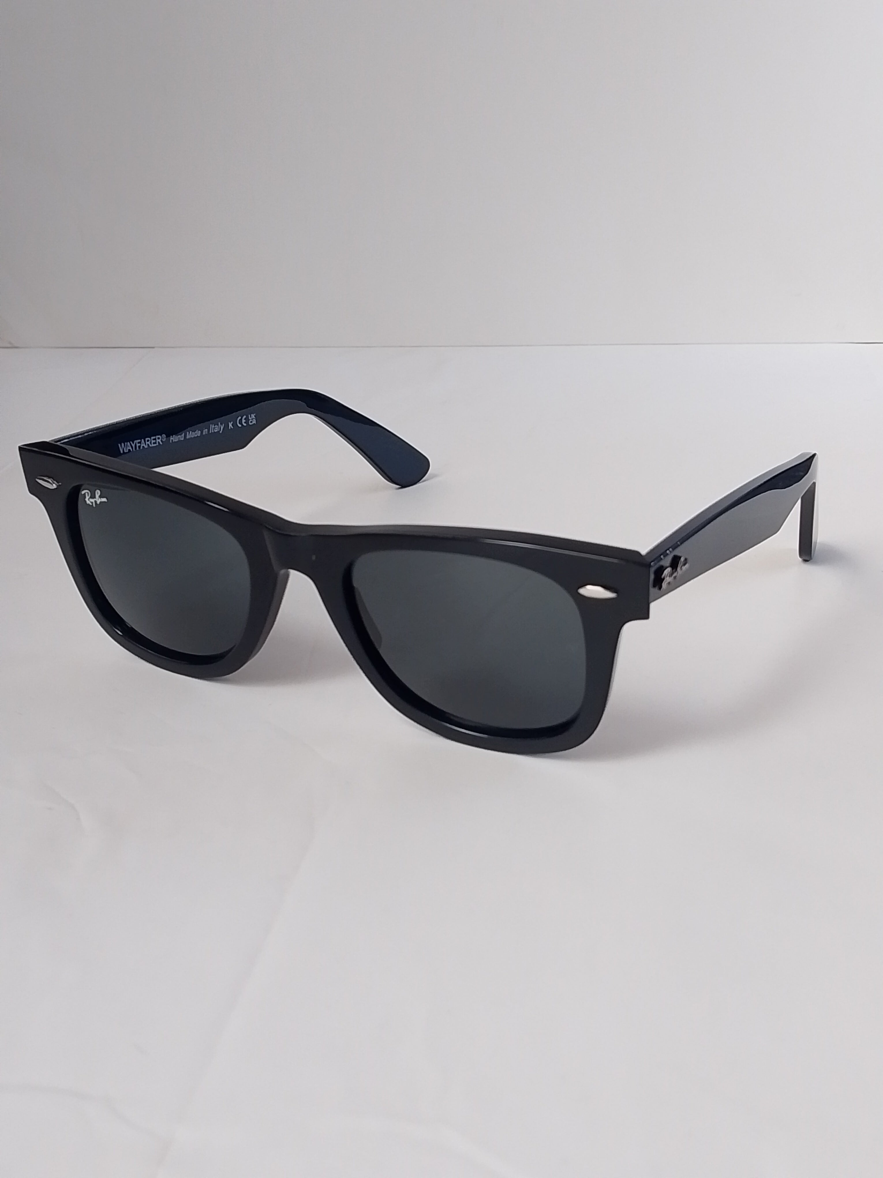 balck wayfarer 3/4 angle on white srface