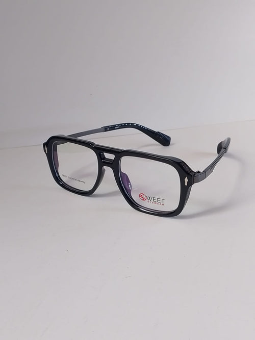 3/4right to left angle of black stylish wayfarer