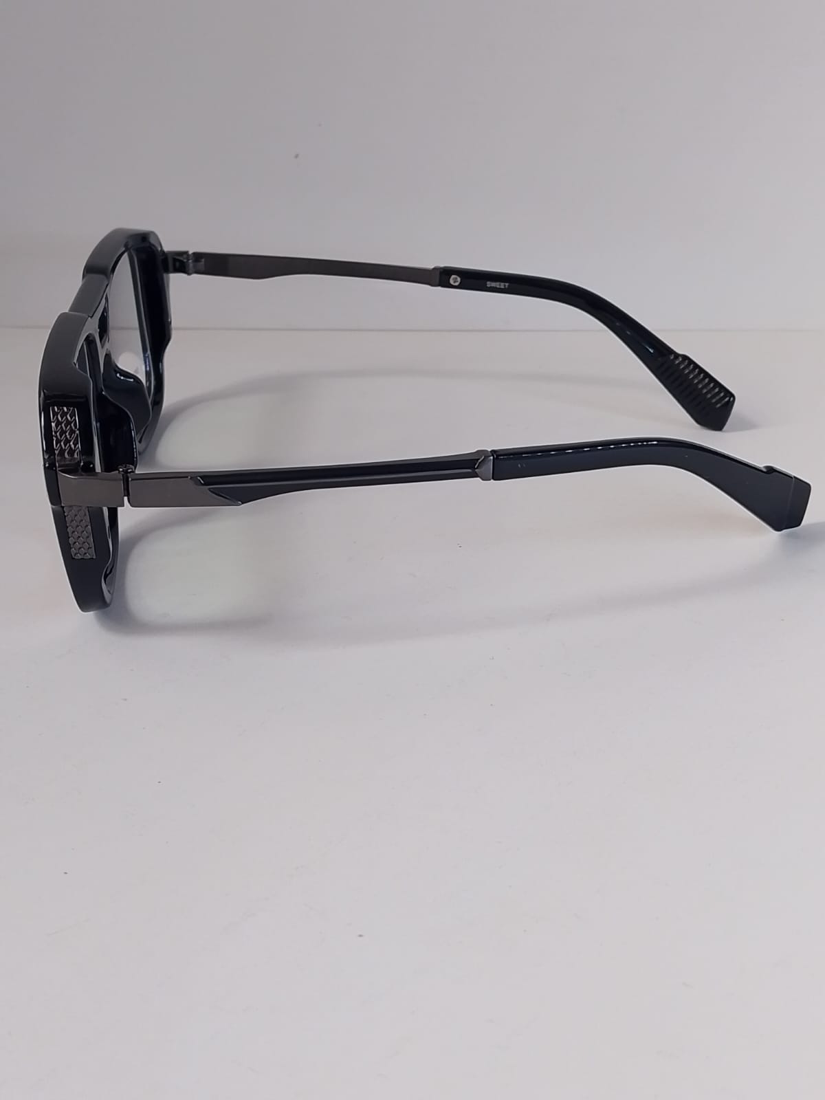 black stylish wayfarer showing temple arm design